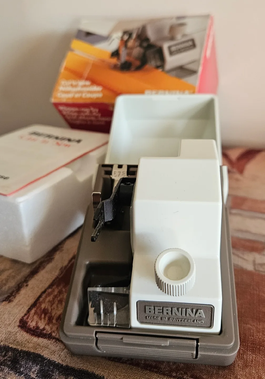 Bernina Cut'n'Sew Näschneider Sewing Machine Attachment image indicator(3)