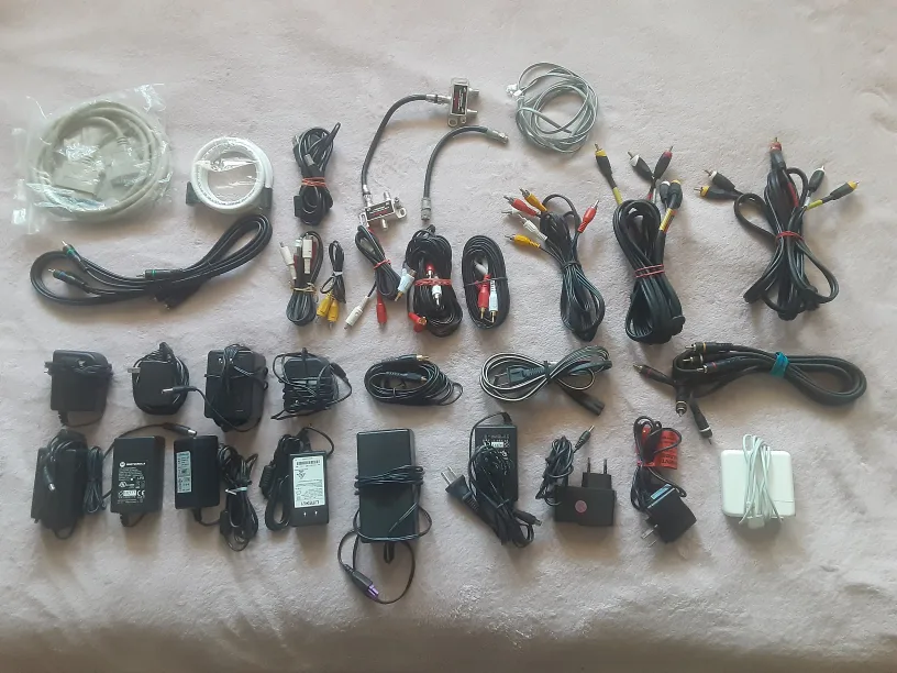 Assorted Cables and Adapters image indicator(2)