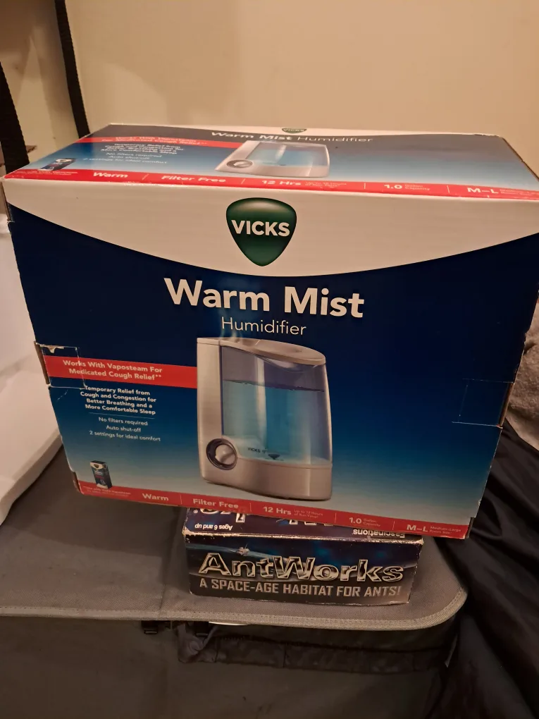 Vicks Warm Mist Humidifier - Like New! image indicator(2)