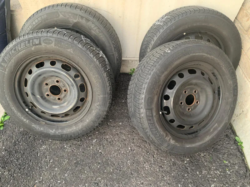 Michelin 225/60R16 Tire Set image indicator(5)