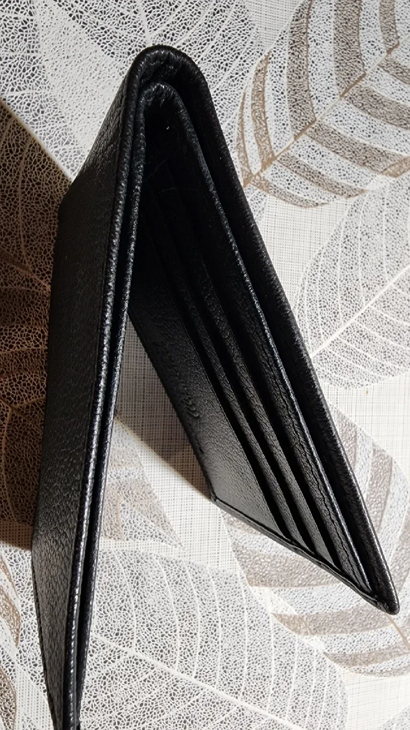 Swiss Gear RFID blocking Black Leather Wallet image indicator(3)