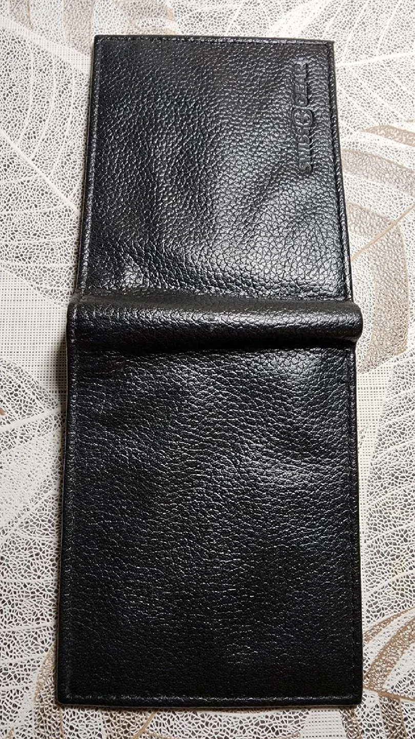 Swiss Gear RFID blocking Black Leather Wallet image indicator(4)