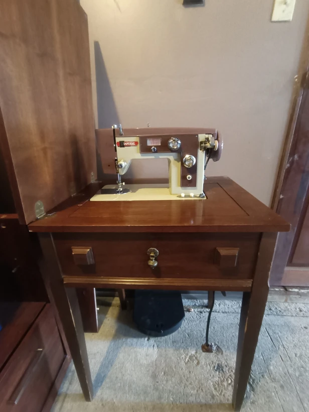 Imperial Sewing Machine with Cabinet - photo 3
