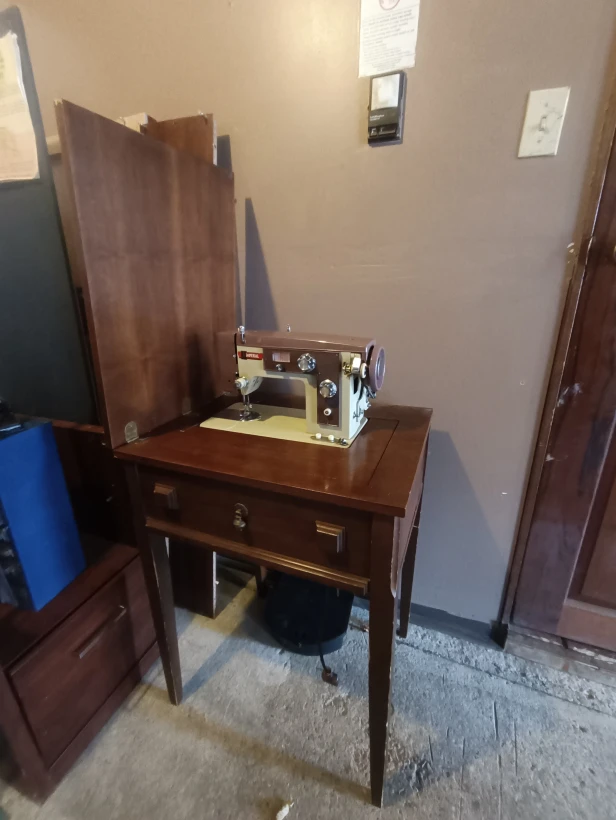 Imperial Sewing Machine with Cabinet - photo 4