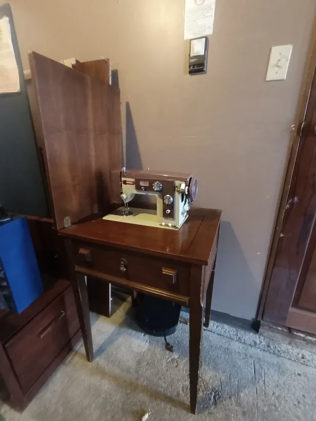 Imperial Sewing Machine with Cabinet image indicator(4)