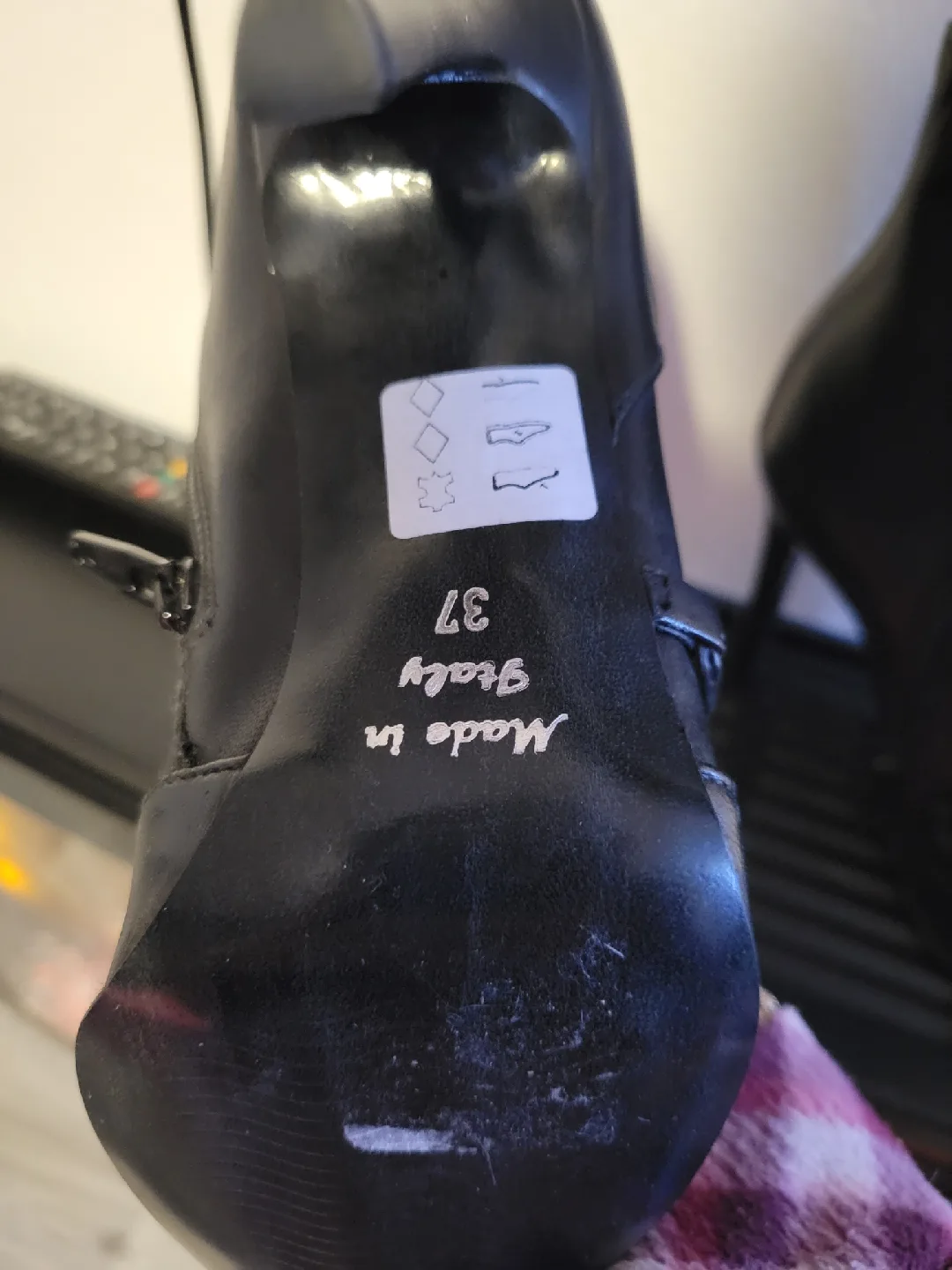 Town Shoes Black Leather Ankle Boots - Size 7 image indicator(4)