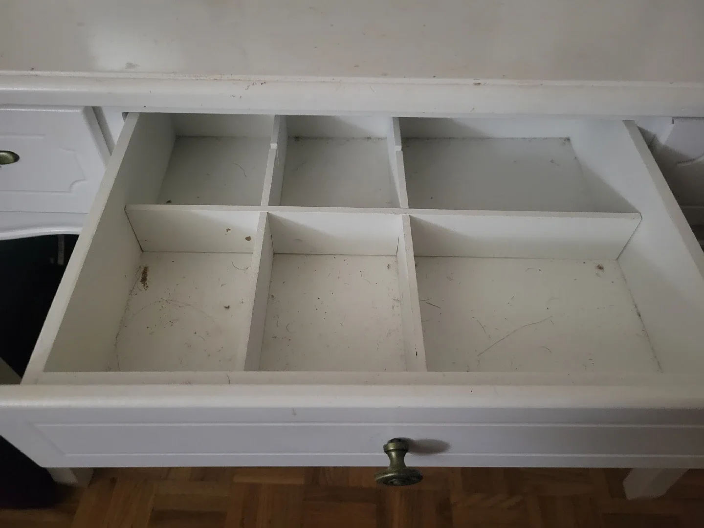 White Vanity Table with Stool & Mirror image indicator(3)