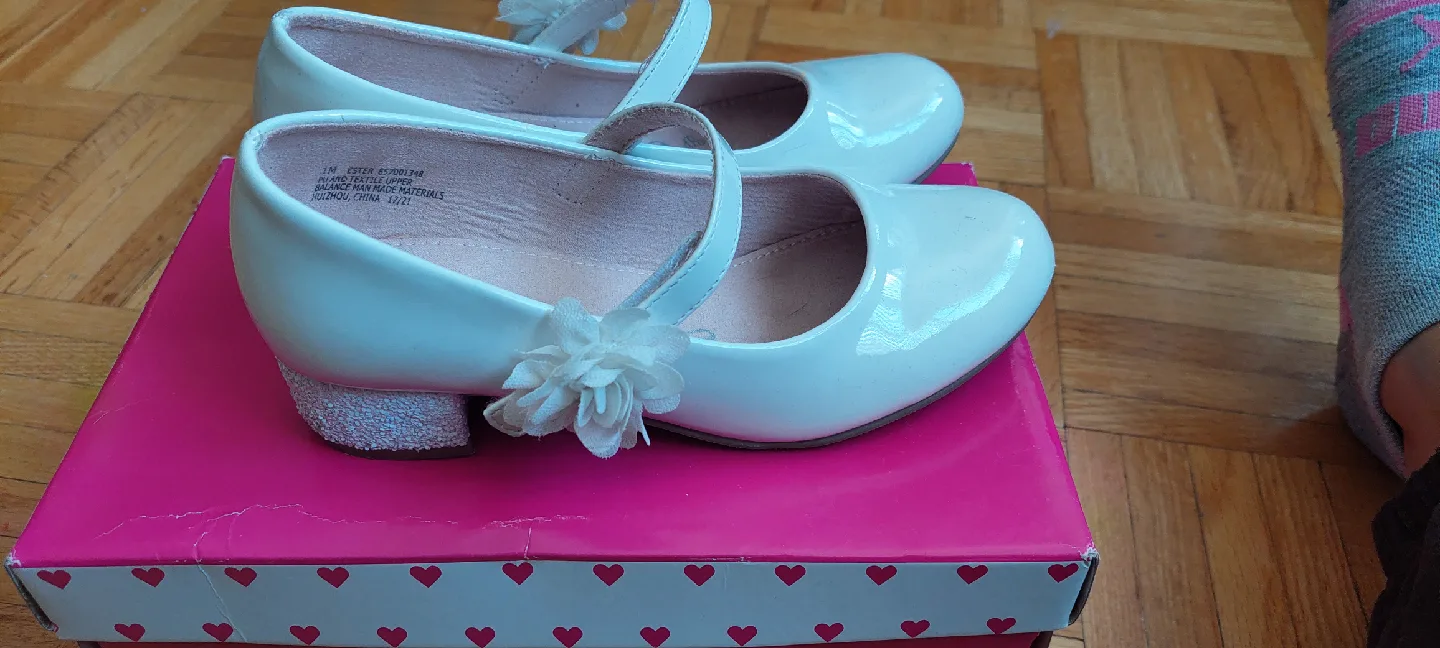 Olive & Edie White Dress Shoes - Size 1M image indicator(2)