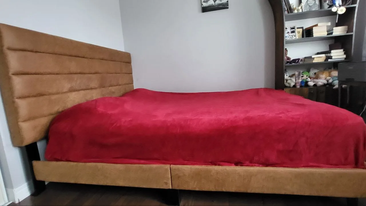 Queen bed with mattress-like new image indicator(4)