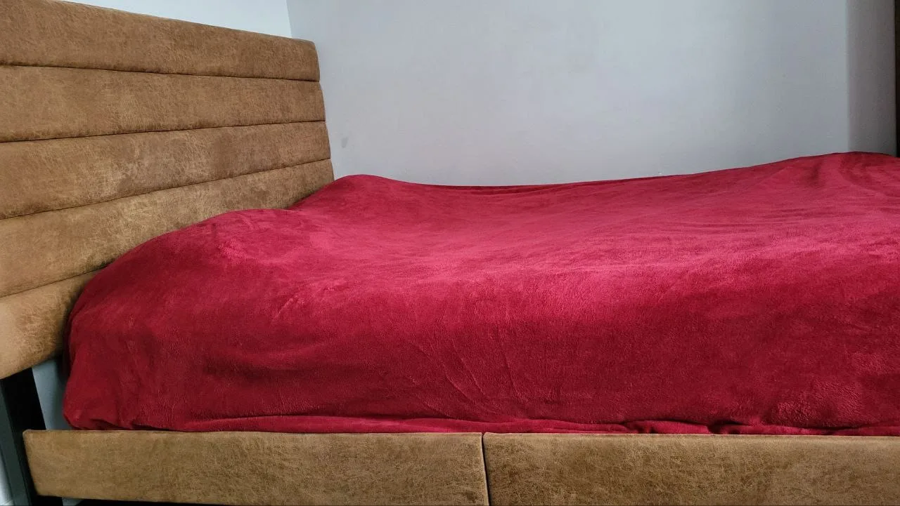 Queen bed with mattress-like new image indicator(6)