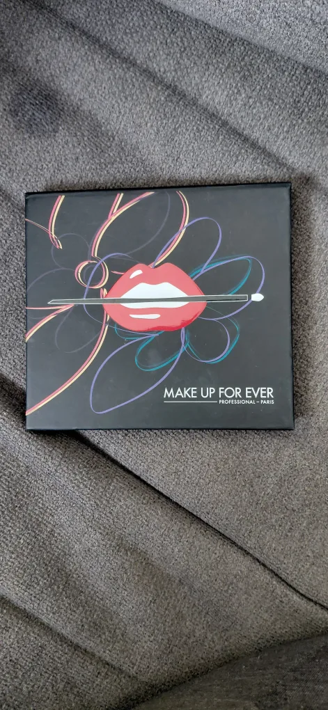 Make Up For Ever 9 Artist Shadow Palette