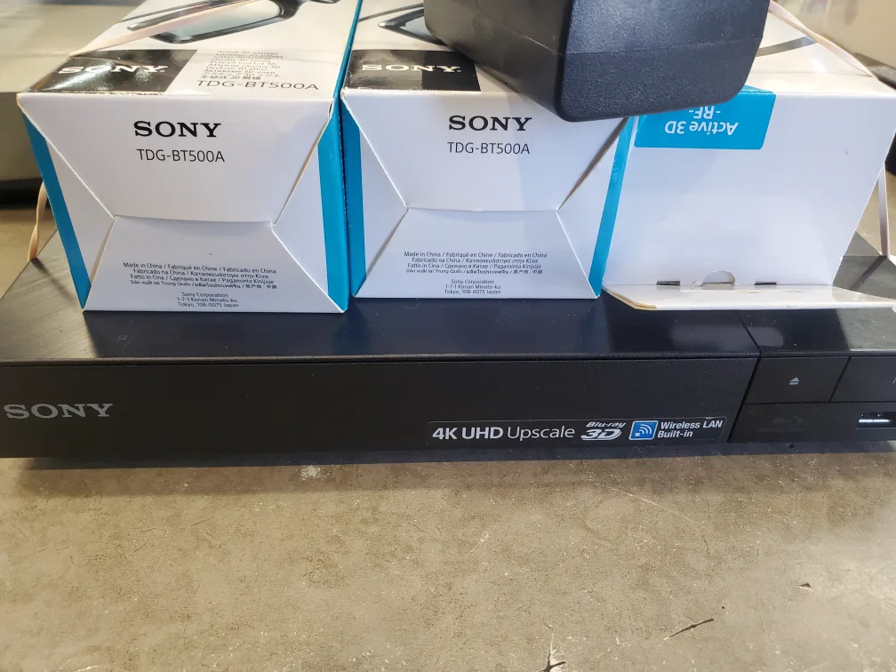 Sony 4k 3d bluray player with glasses image indicator(2)
