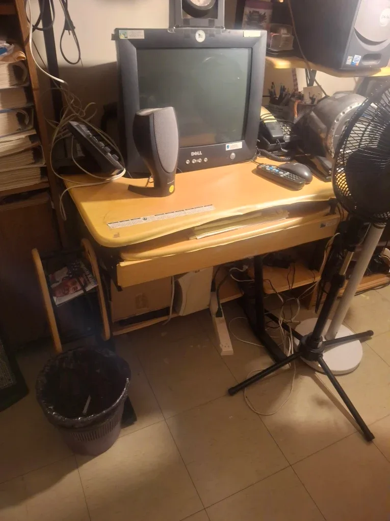 Dell Computer & Monitor Set & table image indicator(2)