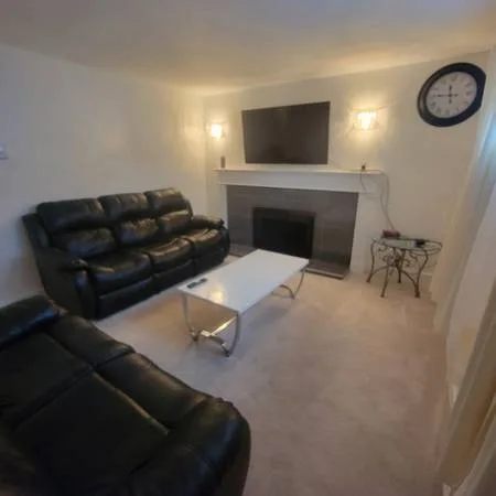 2 Bedroom 1 Bathroom Fully Furnished Basement Suite image indicator(3)