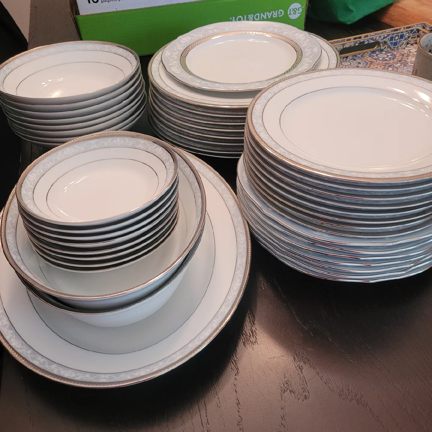 Fine China Dinnerware Set image indicator(2)