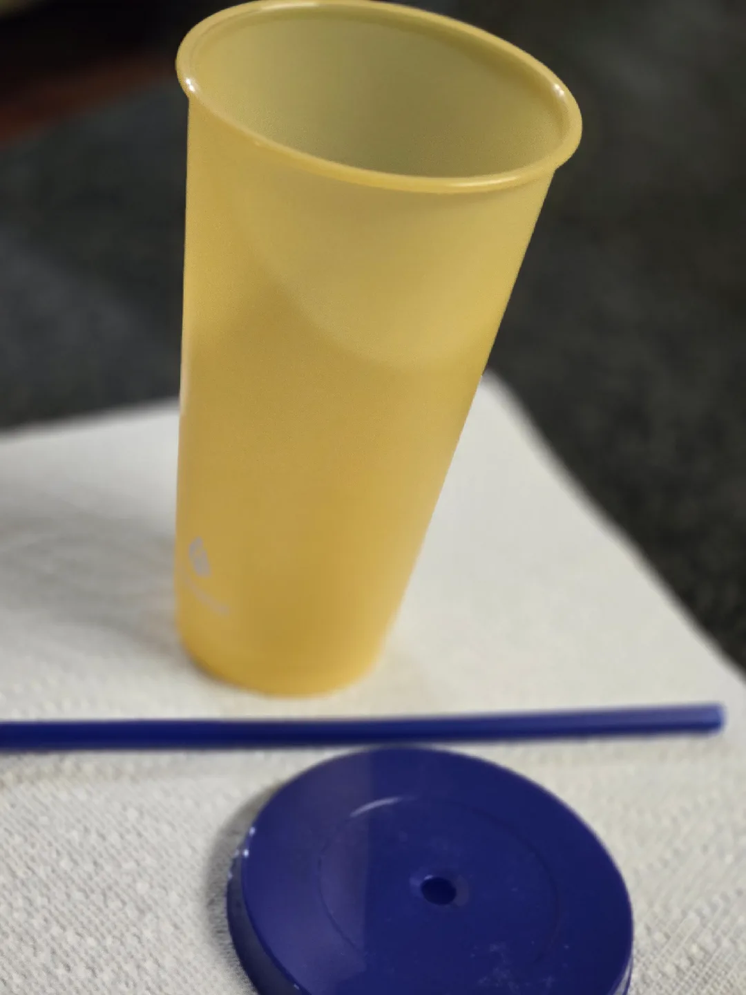 Manna Yellow Tumbler with Blue Lid and Straw image indicator(2)