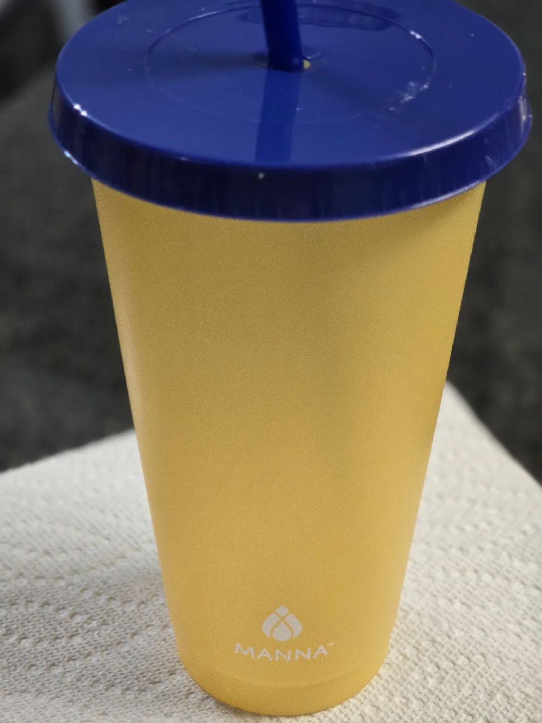 Manna Yellow Tumbler with Blue Lid and Straw image indicator(4)