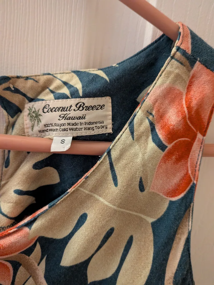 Coconut Breeze Hawaii Floral Dress - Size Small image indicator(2)