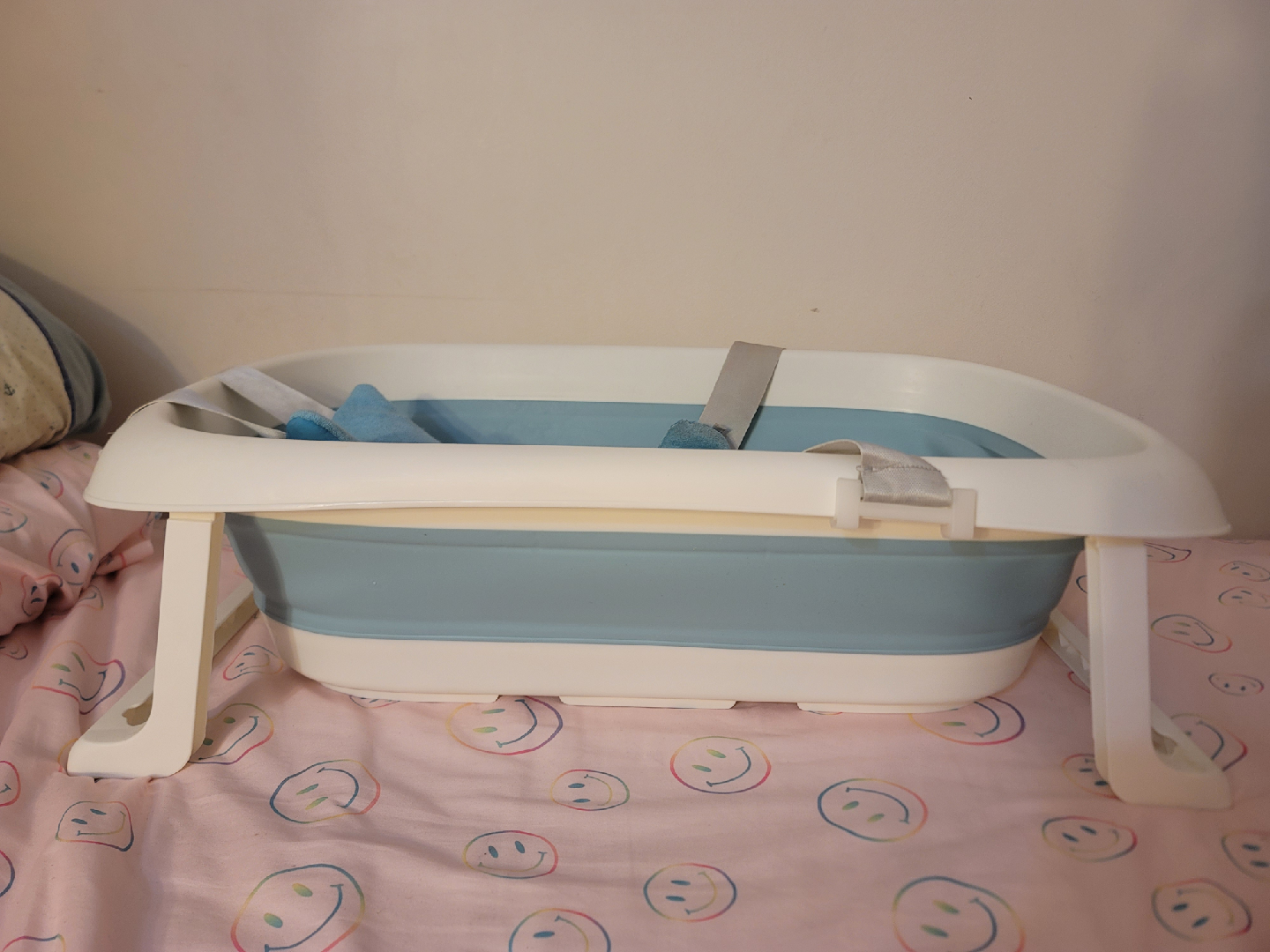 Collapsible Baby Bath Tub with bonus items!