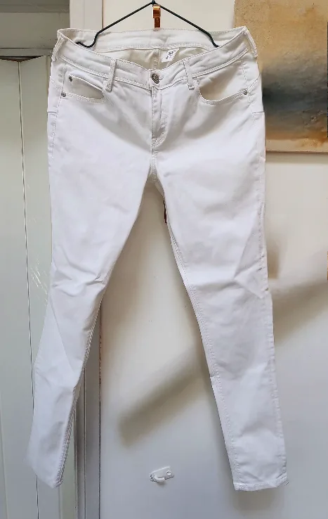 White pants image indicator(2)