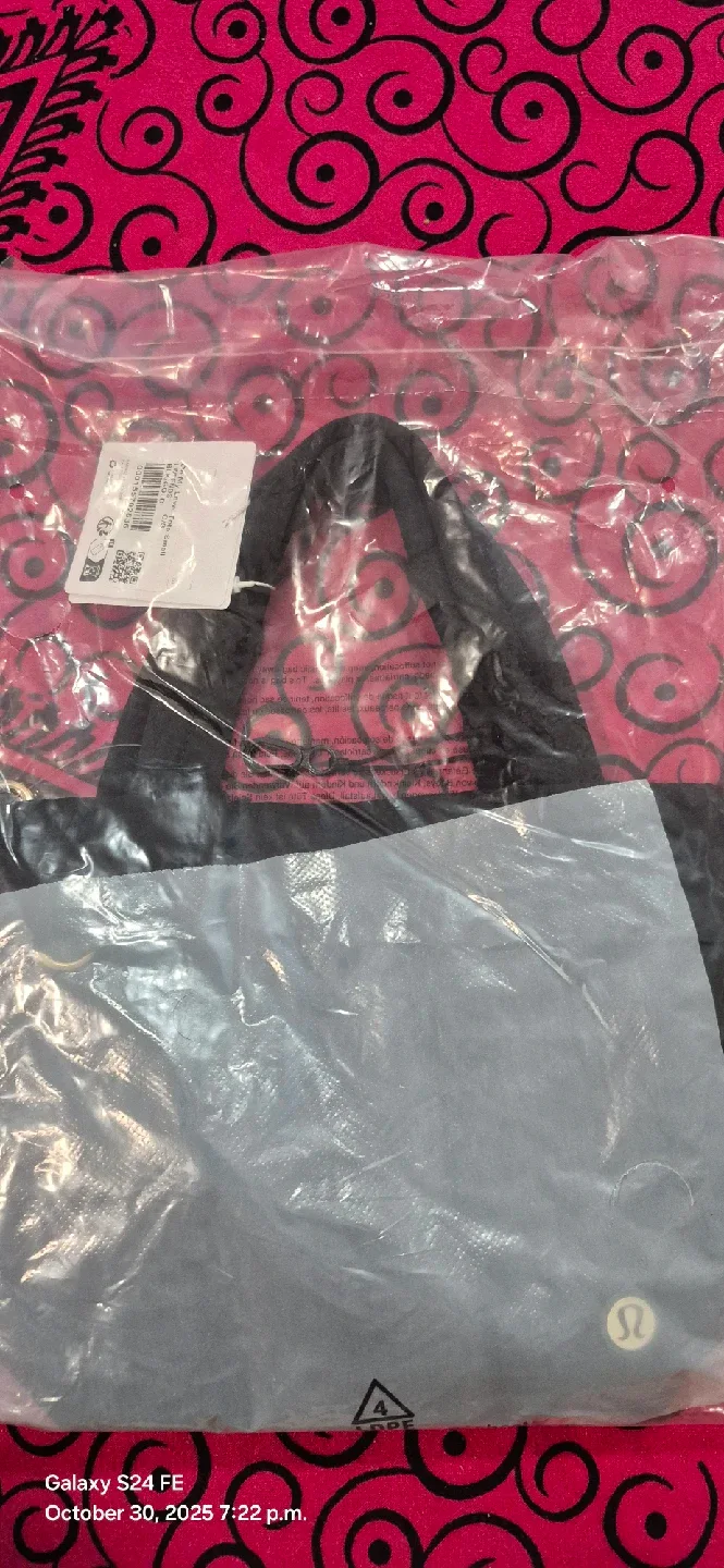 New Lululemon On My Level 15L Tote Bag - Black image indicator(2)