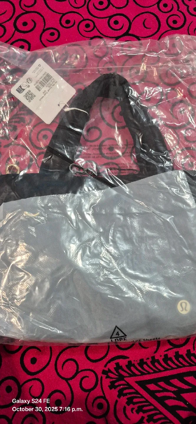 New Lululemon On My Level 15L Tote Bag - Black image indicator(4)