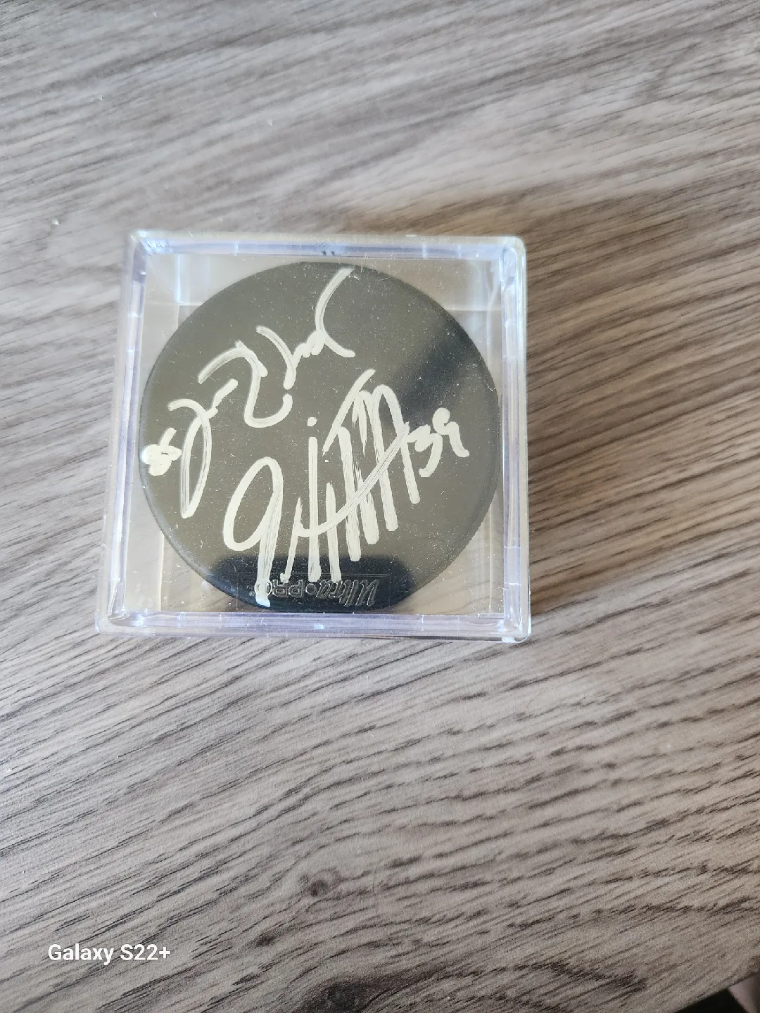 Toronto Maple Leafs Autographed Hockey Puck. image indicator(2)