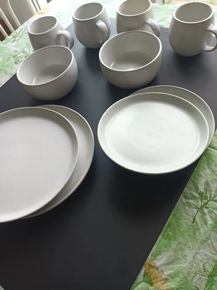 Modern White Dinnerware Set image indicator(2)