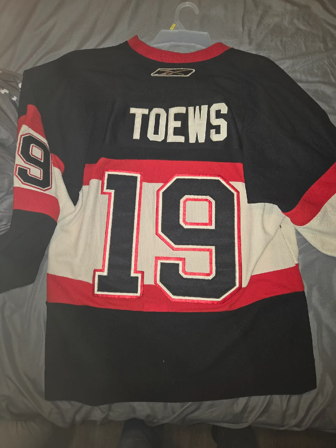 Reebok Chicago Blackhawks Toews Jersey image indicator(2)