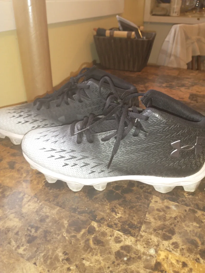 Under Armour Football Cleats - Size 8.5 image indicator(2)