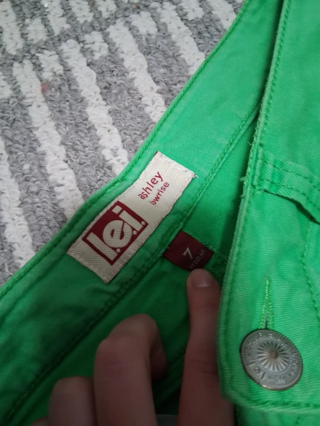 LEI Ashley Lowrise Green Shorts - Size 7 image indicator(2)