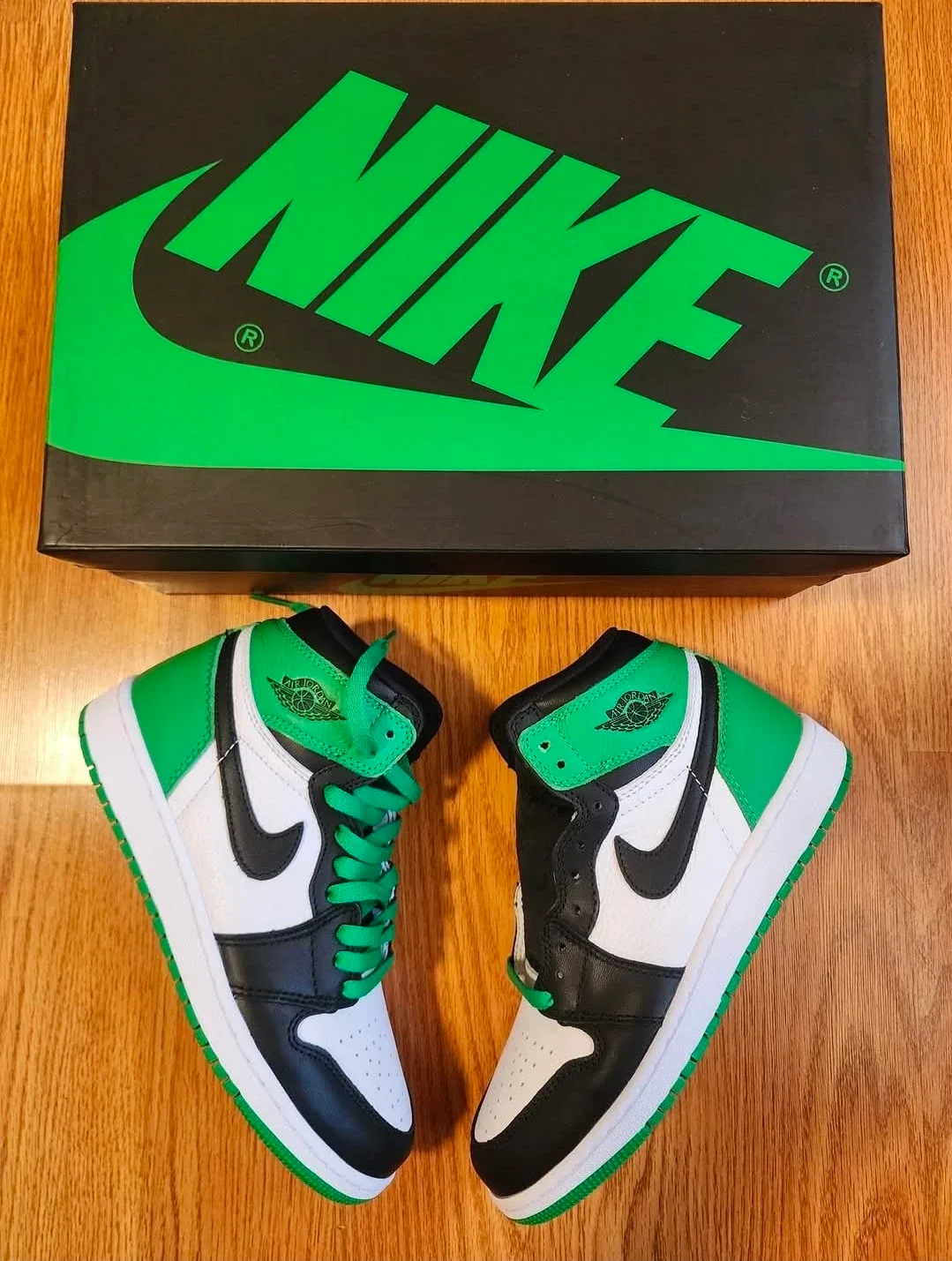 Nike Air Jordan 1 Retro High Lucky Green Size 6 image indicator(3)