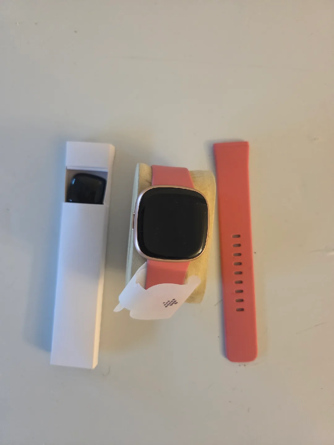 Fitbit Versa 4 Coral Band image indicator(2)