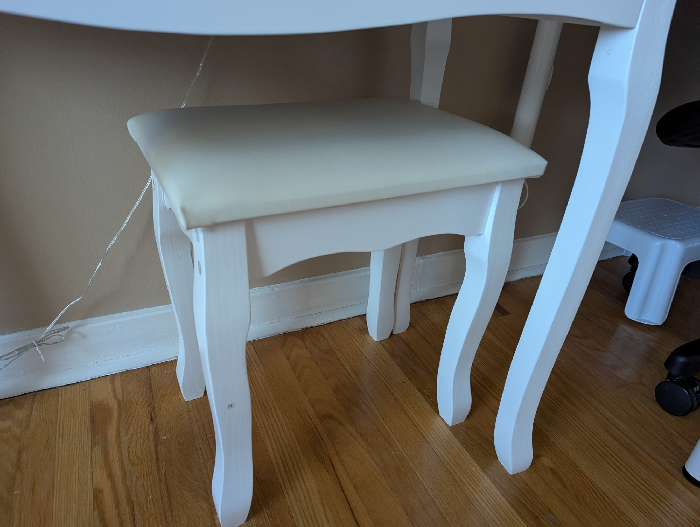 White Vanity Table with Lighted Mirror & Stool - photo 2