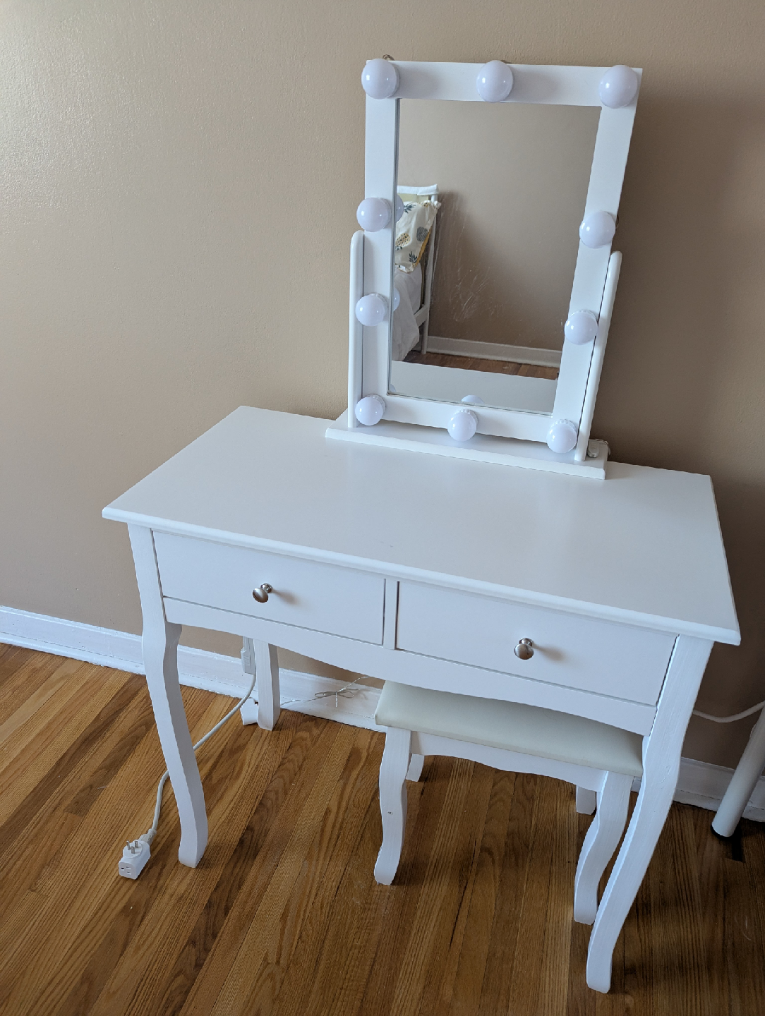 White Vanity Table with Lighted Mirror & Stool - photo 3