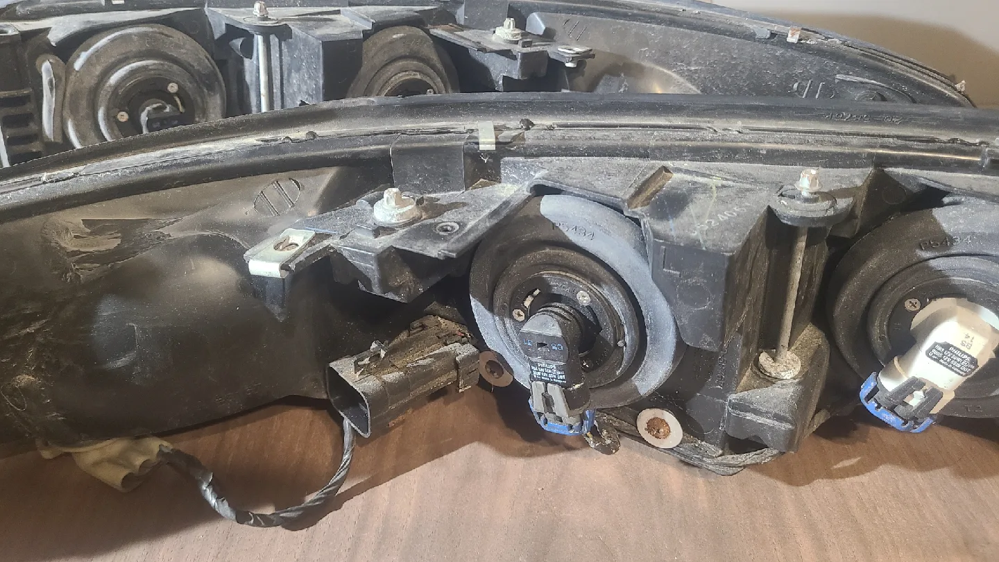 TYC Headlight Assembly for Pontiac Bonneville 00-04 image indicator(3)