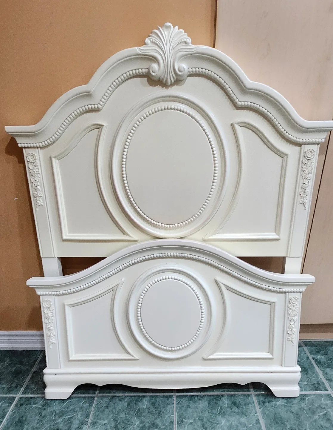 White Headboard and Footboard image indicator(3)