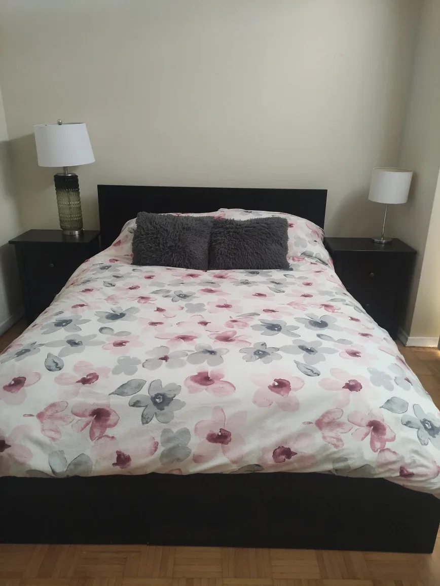 cama Queen con mesas de noche thumbnail