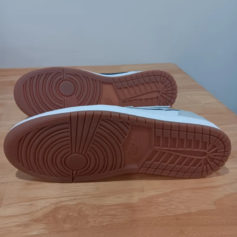 Nike Air Jordan 1 Low FlyEase Sneakers - Size 9 - New! image indicator(2)