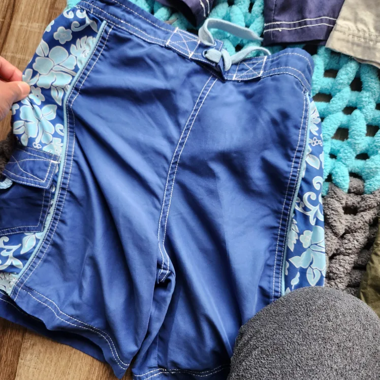 Associated Shorts Bundle - Size 5/6 image indicator(8)