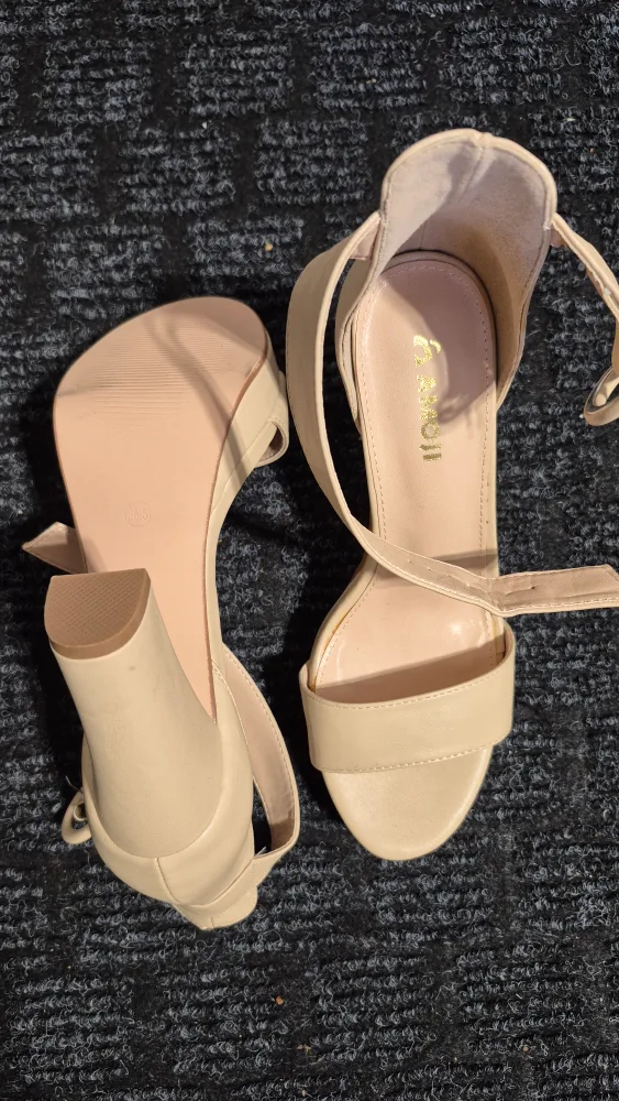 Amoji Beige Heels - Size 8 image indicator(7)