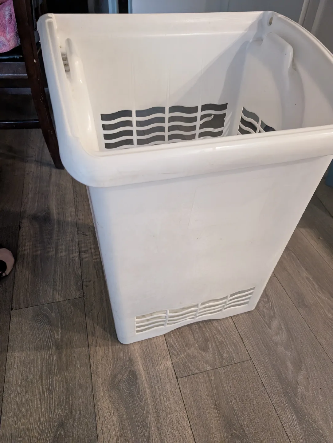 White Plastic Laundry Basket image indicator(3)