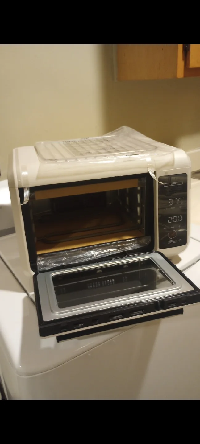 Air Fryer Toaster Oven White by Chefman brand! new!.. image indicator(3)