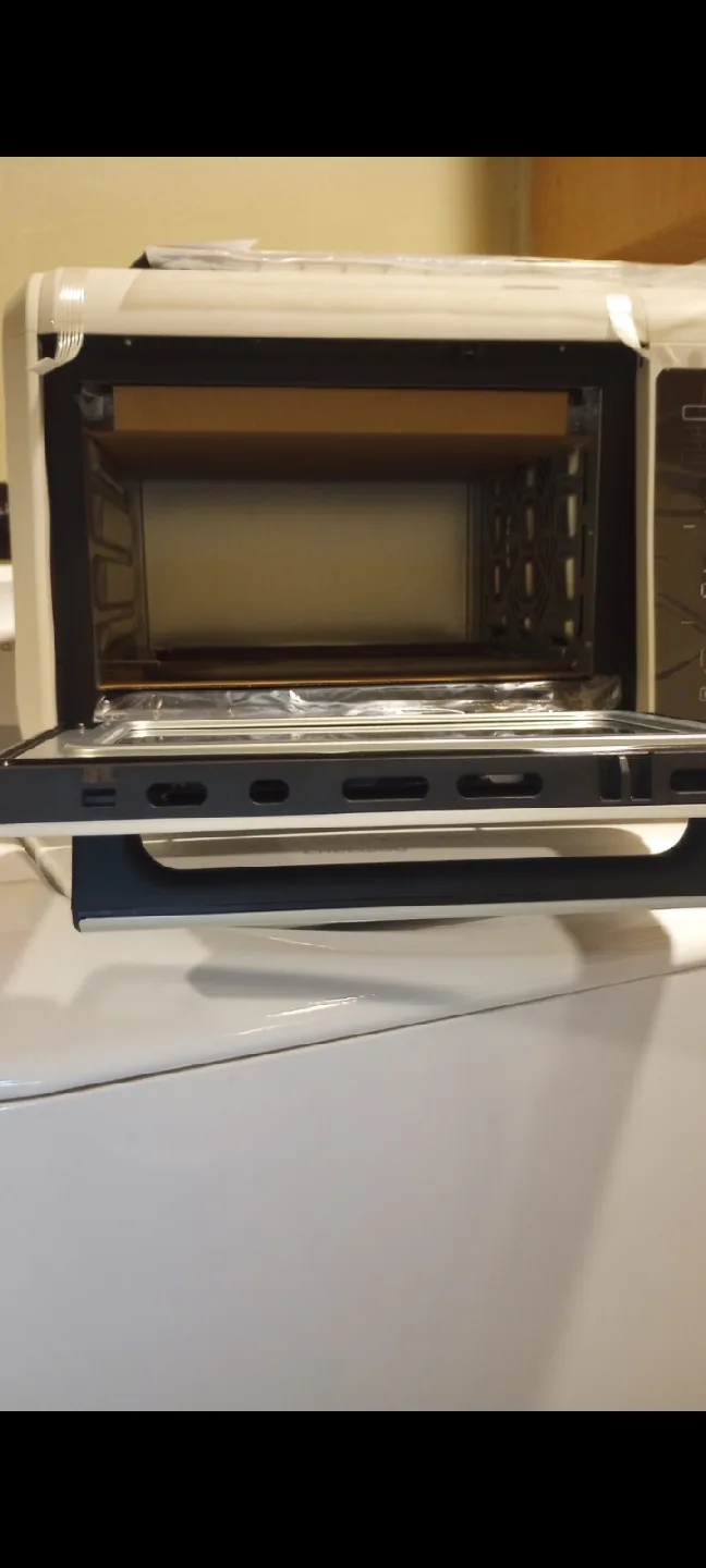 Air Fryer Toaster Oven White by Chefman brand! new!.. image indicator(4)