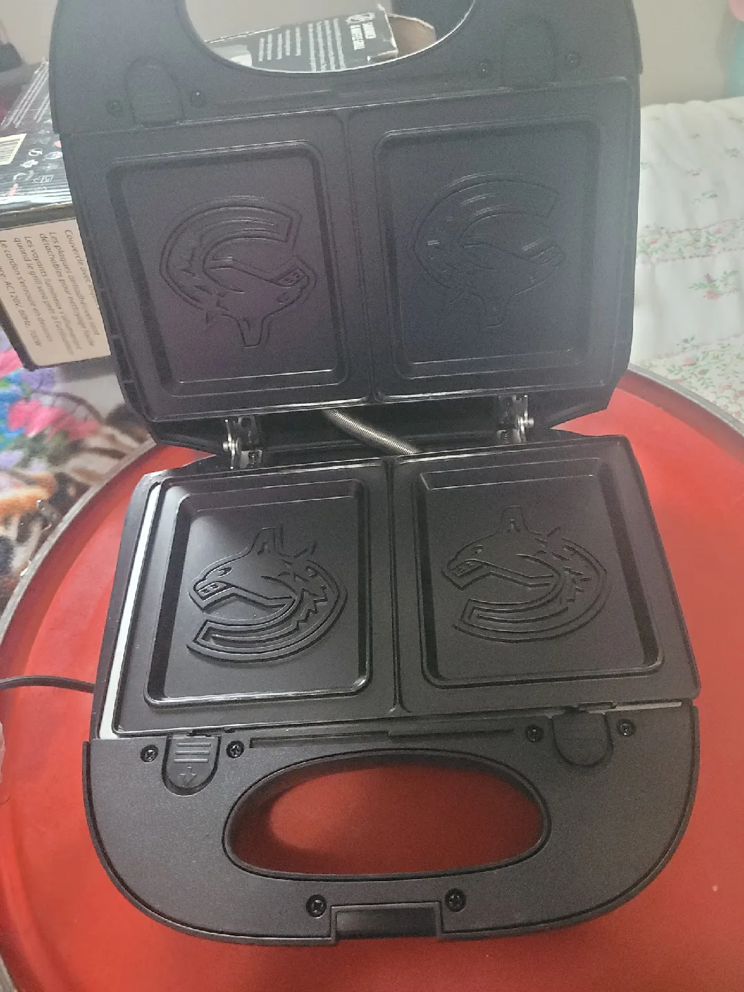 Vancouver Canucks Sandwich/Waffle Maker image indicator(2)