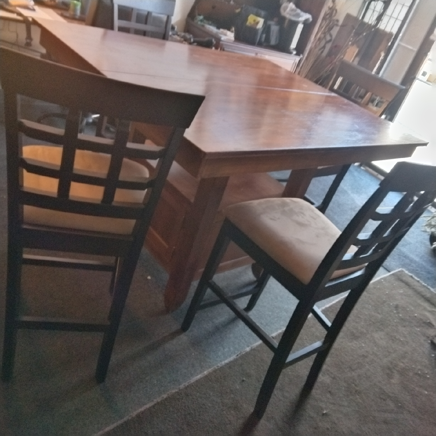 Dining table tall and 4 chears tall