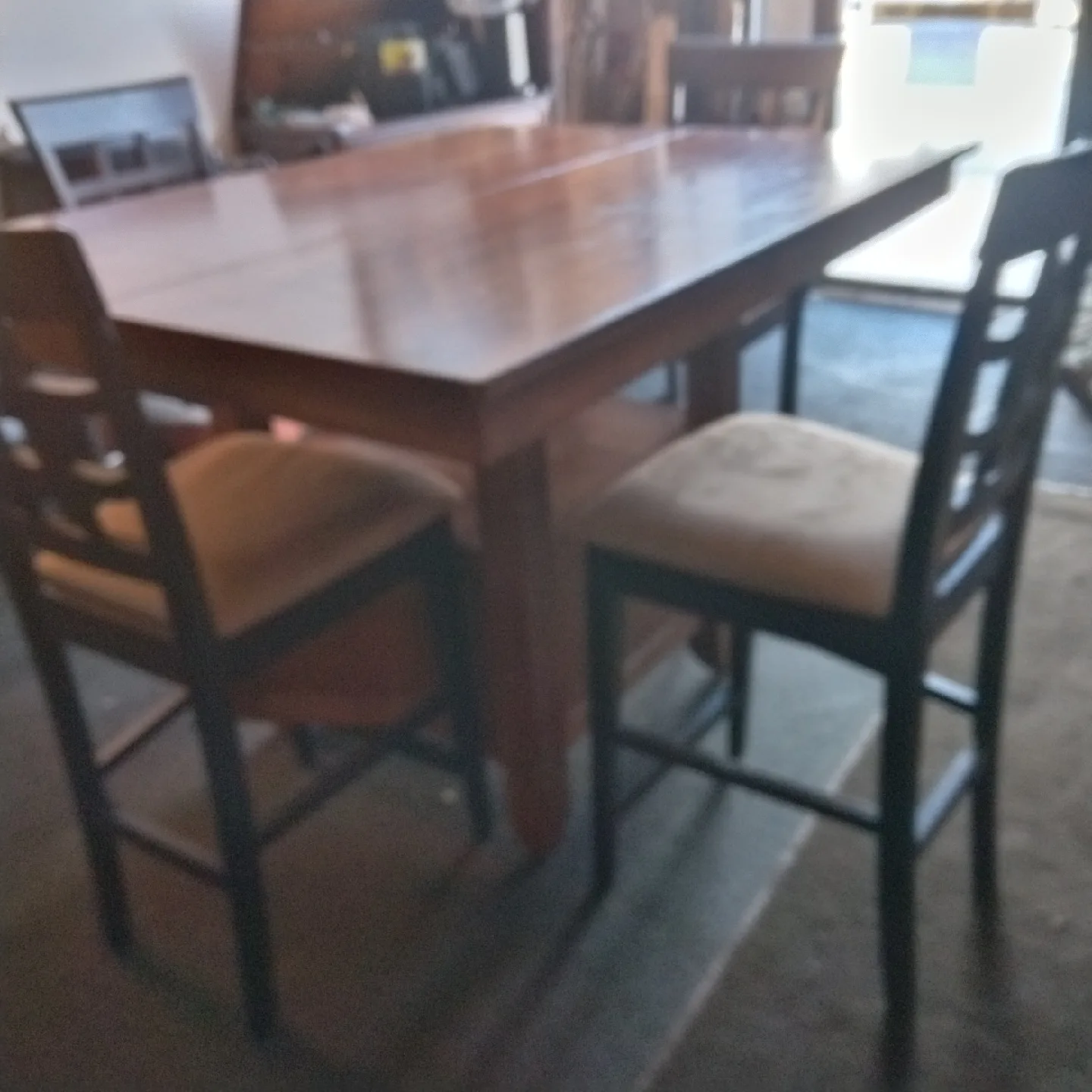Dining table tall and 4 chears tall image indicator(3)