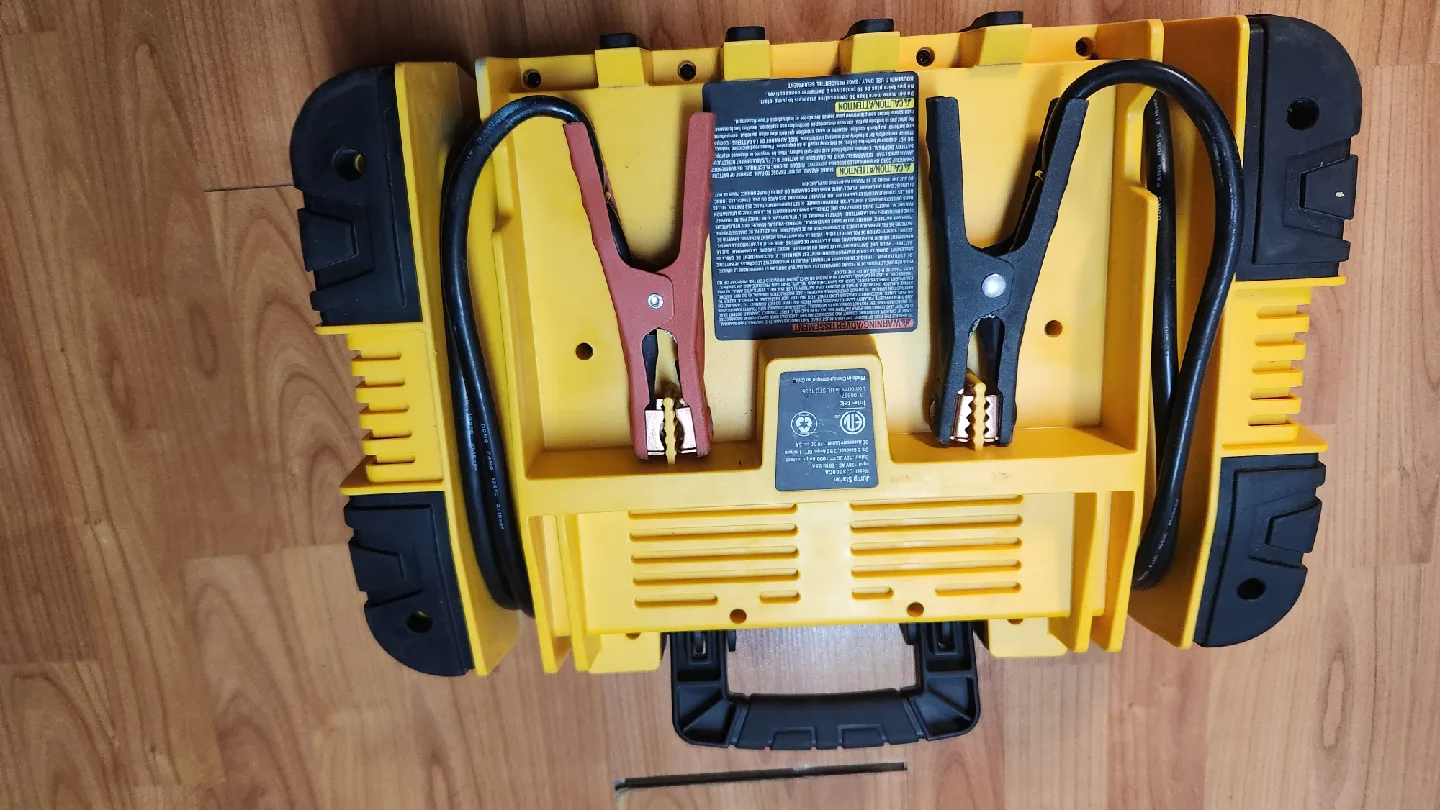 CAT CJ3000 Jump Starter image indicator(2)