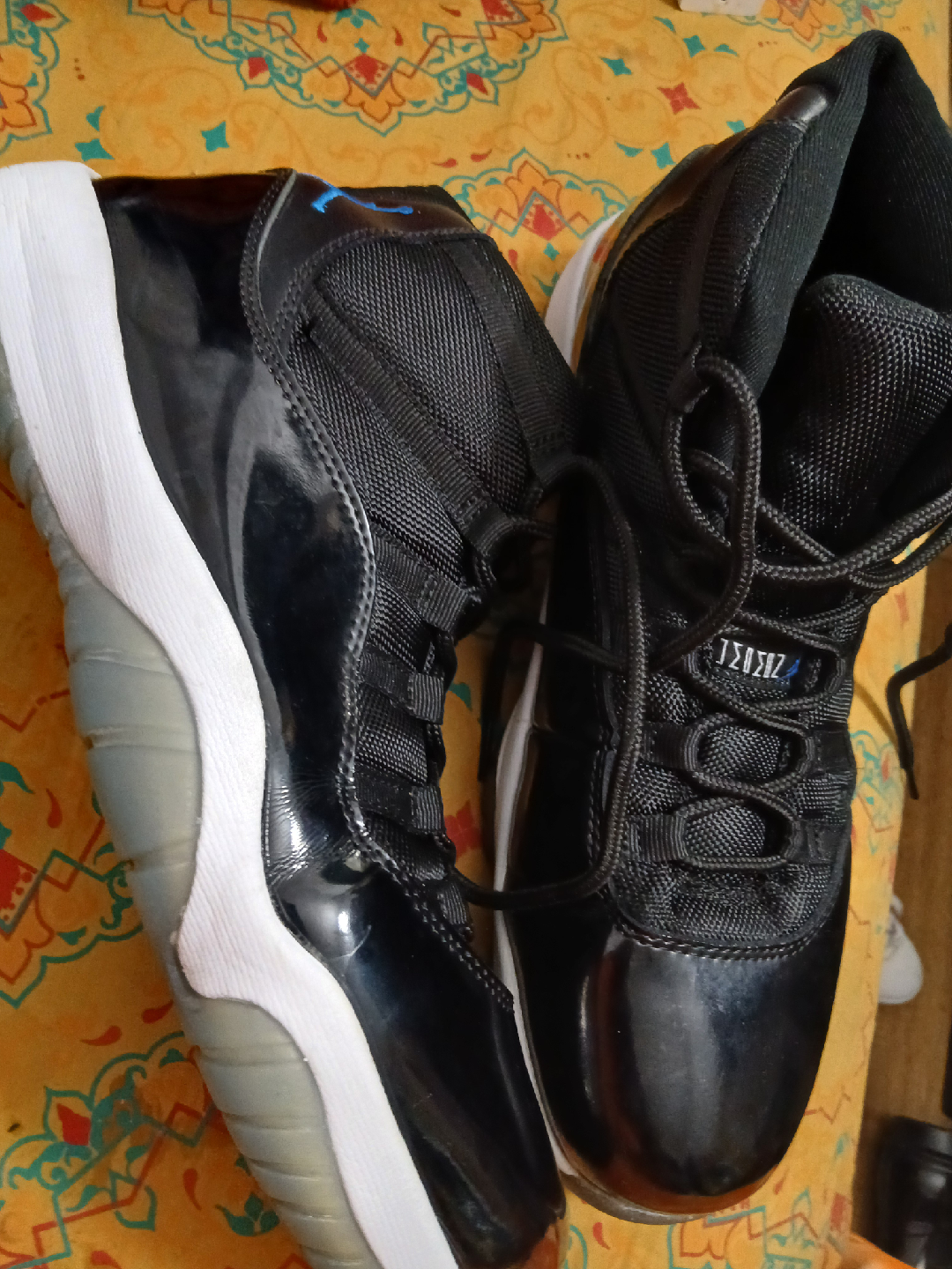Air Jordan 11 Retro, Black/White, Size 12