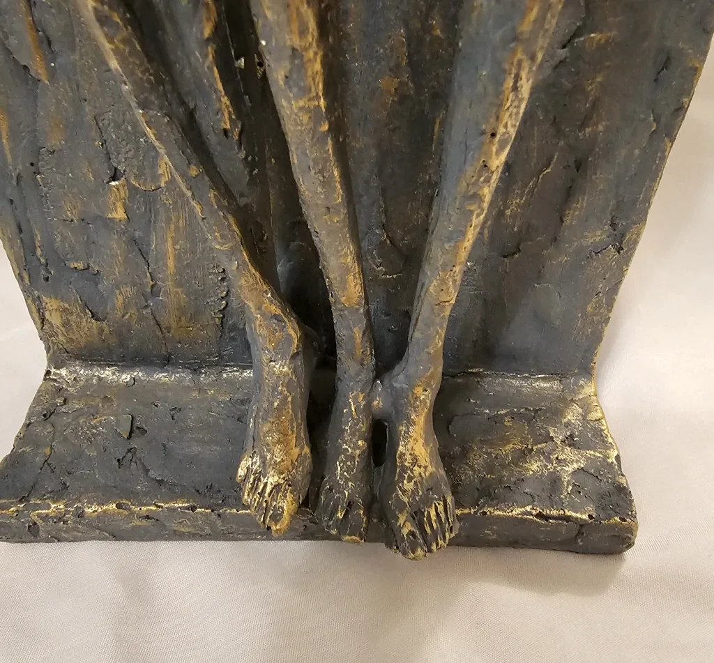 Grey and Gold Couple in Love Decorative Statue image indicator(8)